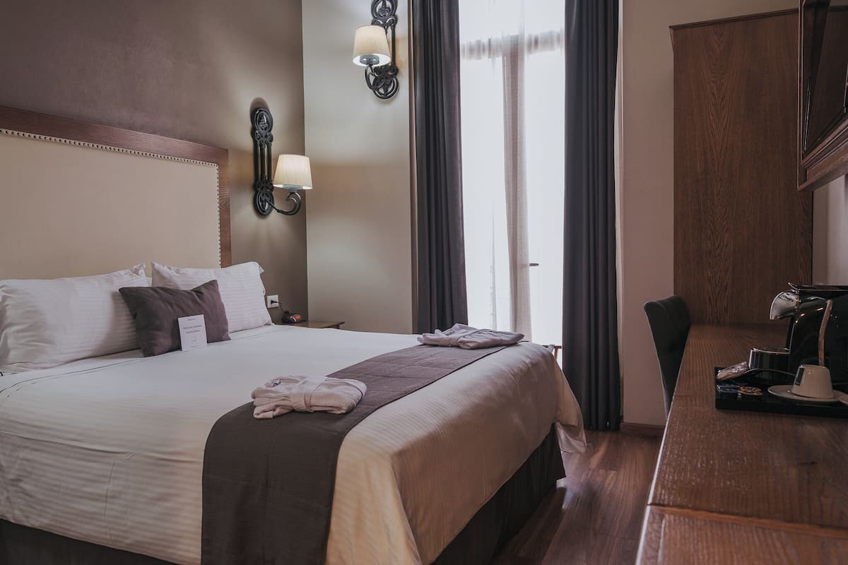 Deluxe Room | 1 bedroom, premium bedding, down comforters, in-room safe
