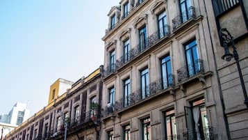 Un immeuble à plusieurs étages, doté de balcons décorés et de grandes fenêtres.