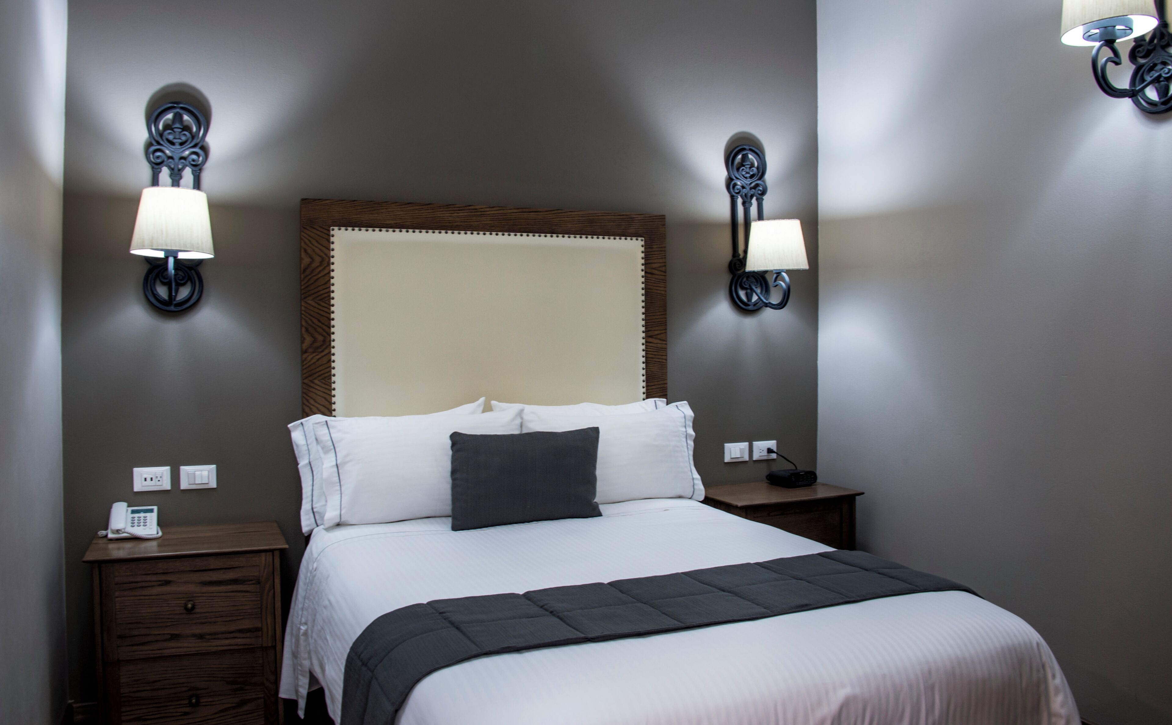 Literie de qualité, couette en duvet, coffre-fort, bureau