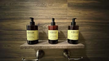 Trois bouteilles de produits Bigelow sont posées sur une étagère en bois.
