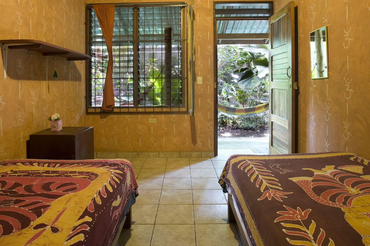Chambre avec lits jumeaux, 2 lits une place, salle de bains commune