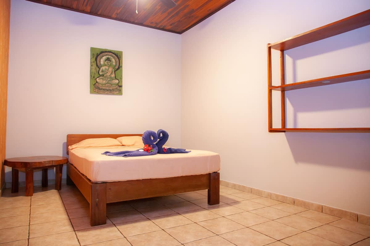 Chambre Double, 1 lit double, salle de bains commune