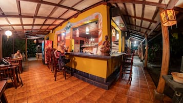 Bagian depan properti - sore/malam