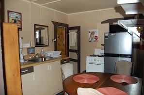 Refrigerador, microondas, parrilla de estufa y utensilios de cocina 