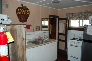 Frigorífico, microondas, placa de cocina y utensilios de cocina