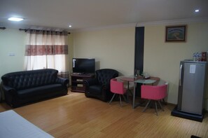 Deluxe Room | Living area