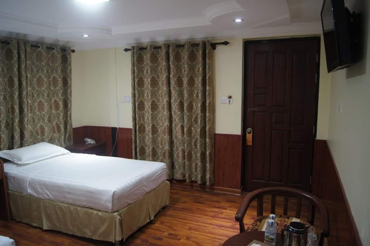 Habitación superior | Minibar, escritorio, cortinas opacas y camas supletorias