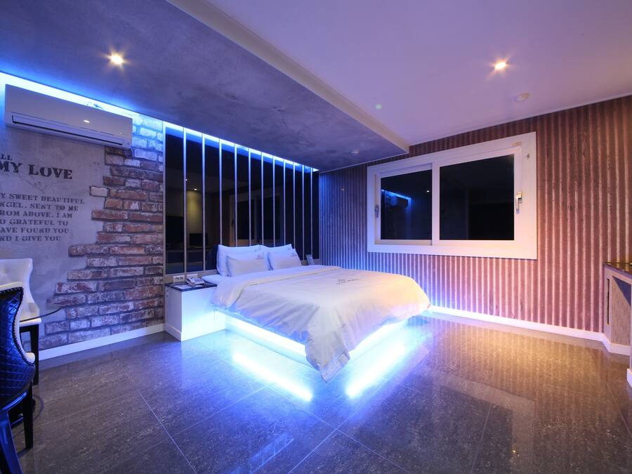 Standard Room (Base Occupancy is 2 pax, Extra Person Fee 10,000 KRW) | 1 soverom, sengetรธy av topp kvalitet og individuelt dekorert