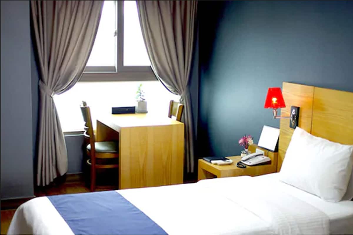 Standard Twin Room | Desk, laptop workspace, iron/ironing board (on request), WiFi (free)