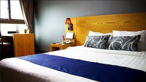 Standard Double Room | Desk, laptop workspace, iron/ironing board (on request), WiFi (free) - Benikea the M Hotel (Seoul)