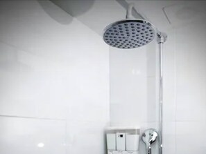 Habitación doble estándar | Regadera en el baño