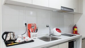 Standard Twin Room | Private kitchenette | Fridge, cookware/dishes/utensils - Benikea the M Hotel (Seoul)