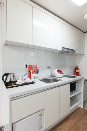 Standard Twin Room | Private kitchenette | Fridge, cookware/dishes/utensils