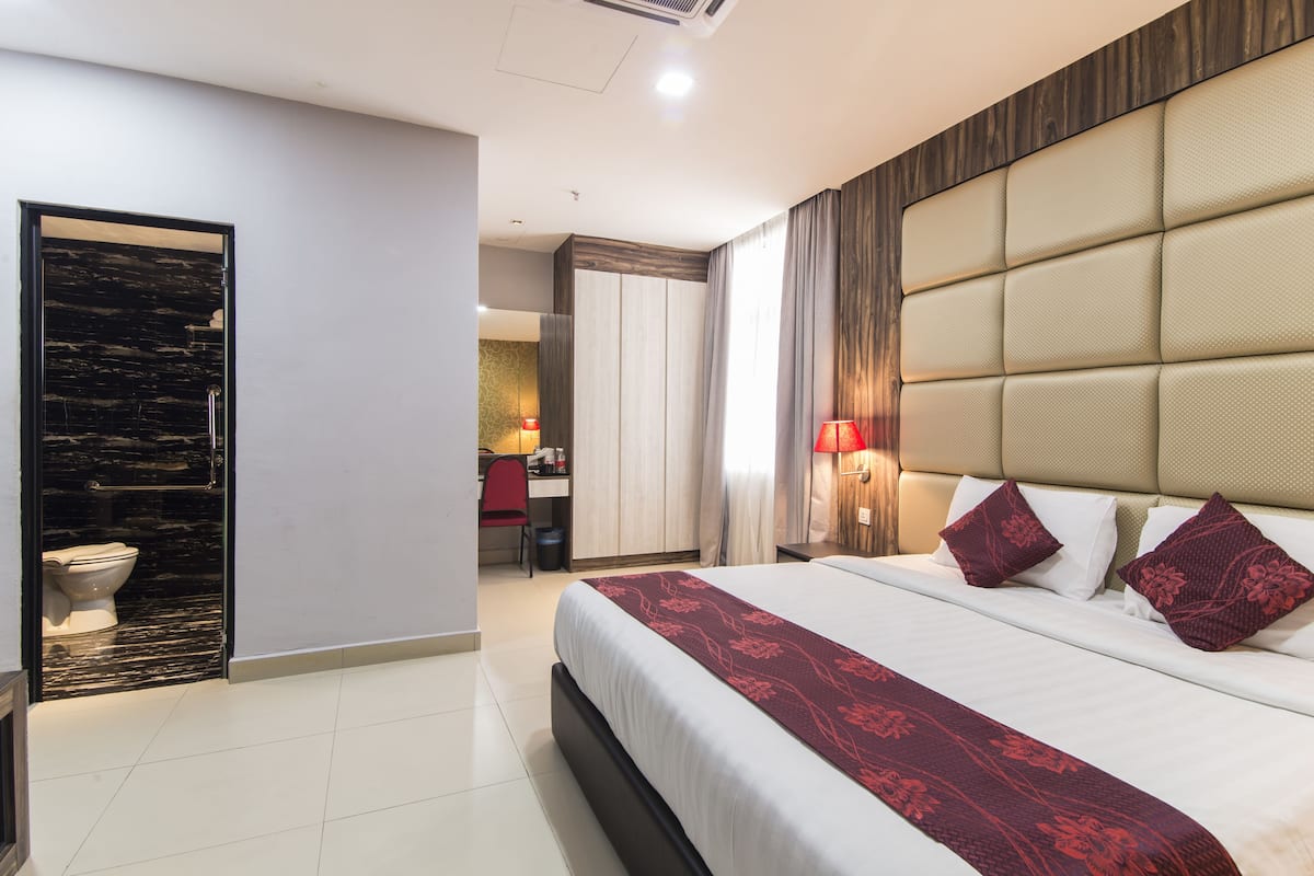 Executive Suite | Minibar, in-room safe, desk, iron/ironing board