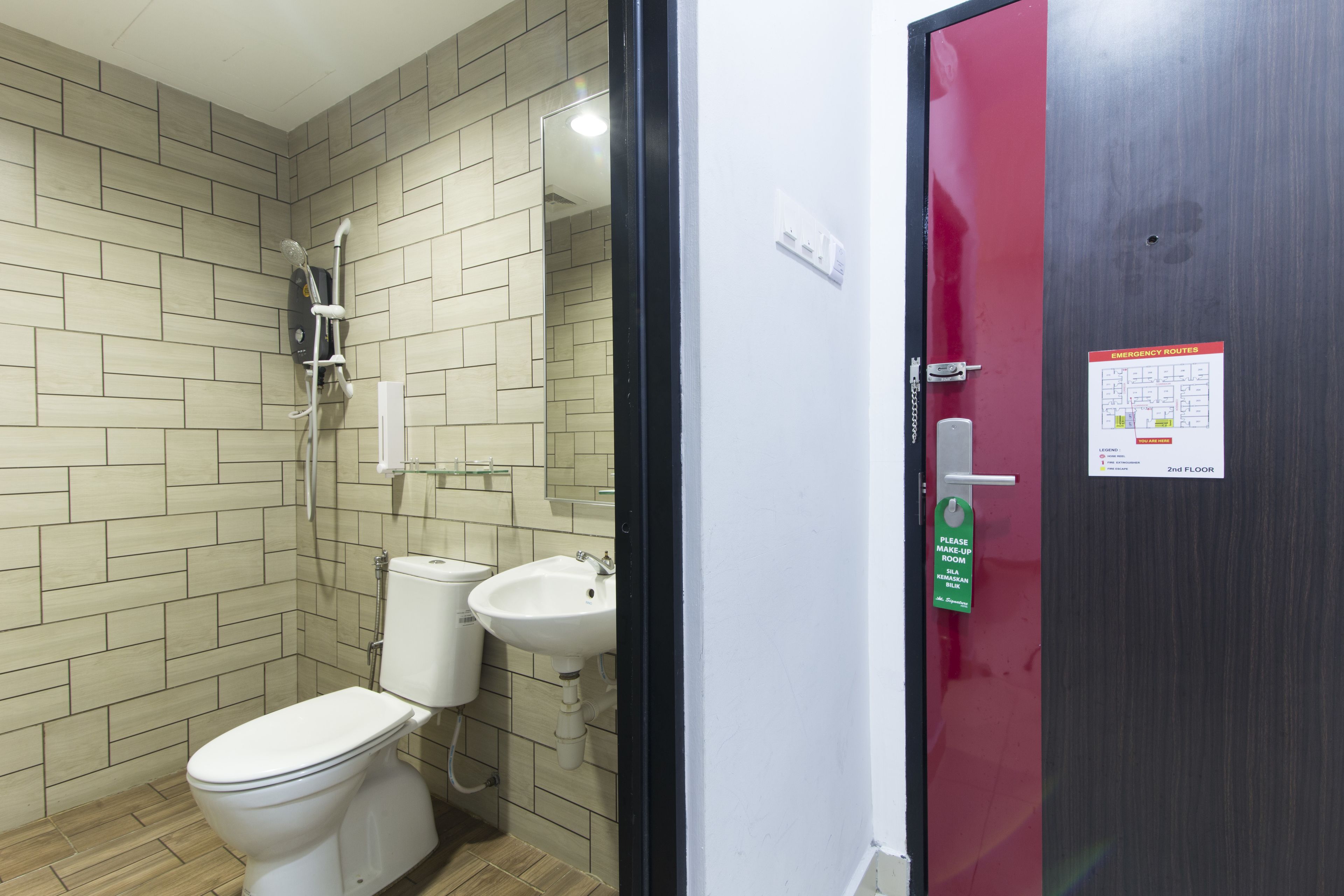 Un baño con inodoro, lavabo y ducha.