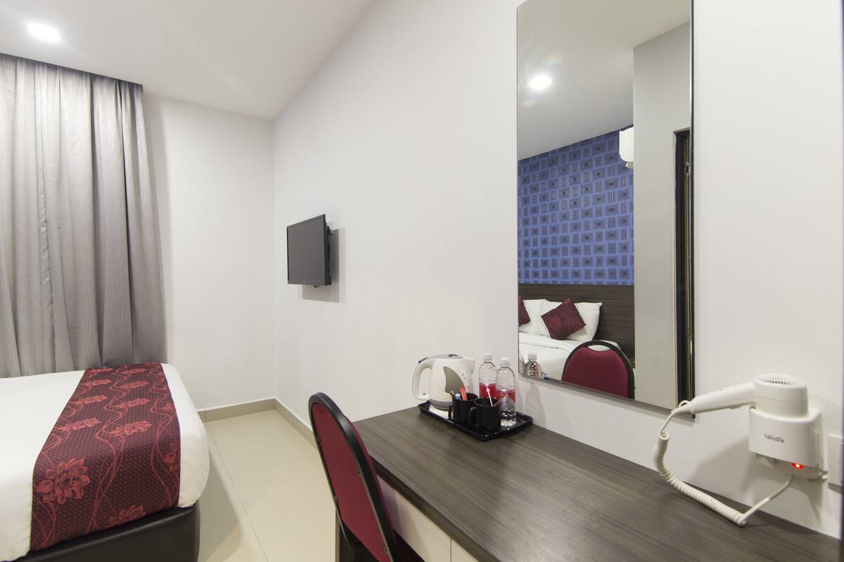 Superior Room, 1 King Bed (With Window) | Minibar, in-room safe, desk, iron/ironing board