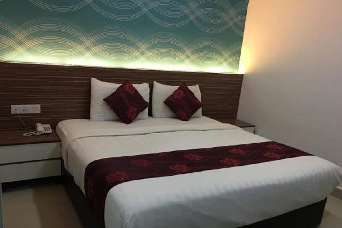Standard Room, 1 King Bed (Without Window) | Minibar, in-room safe, desk, iron/ironing board