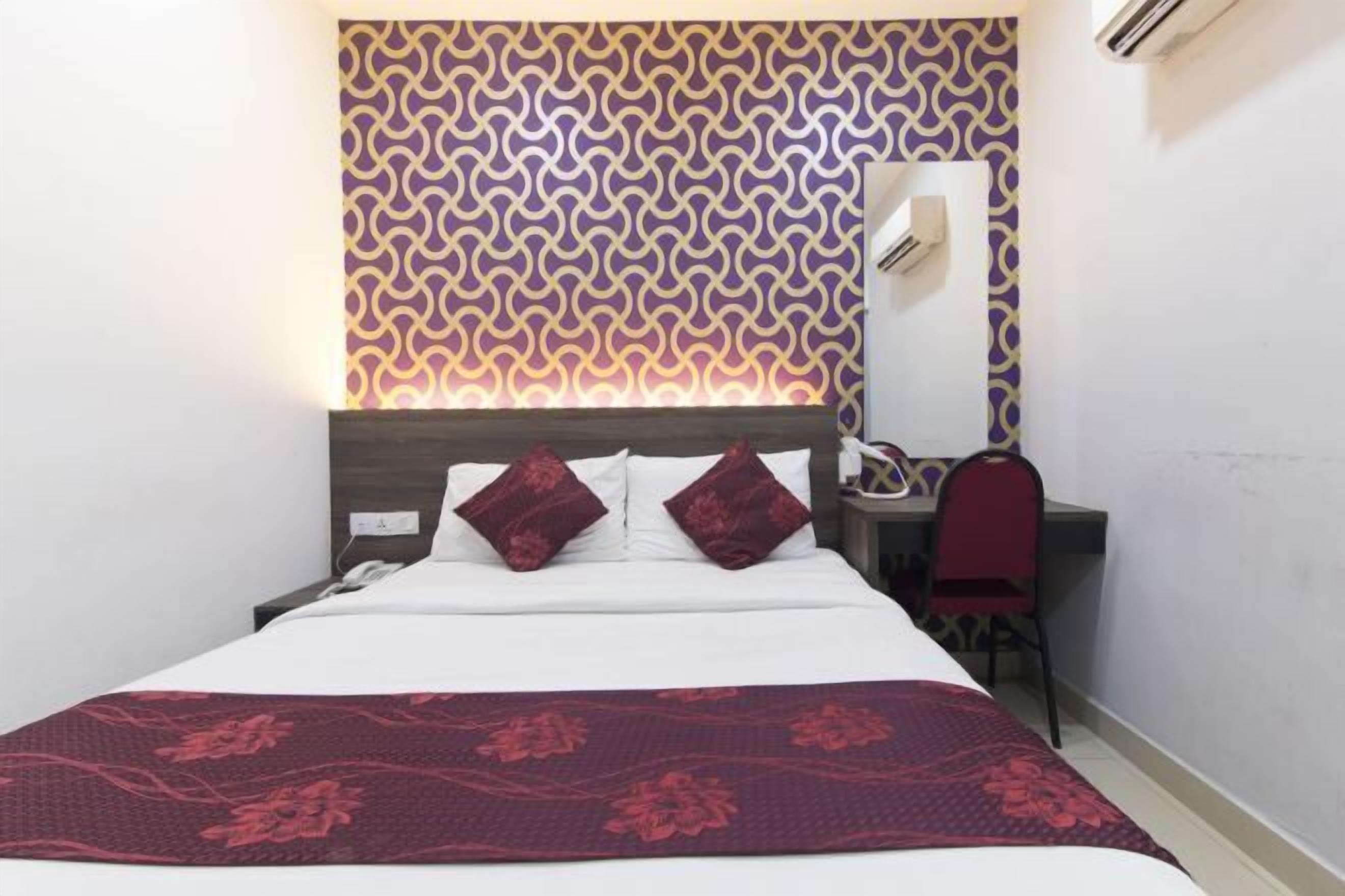 Minibar, in-room safe, desk, iron/ironing board