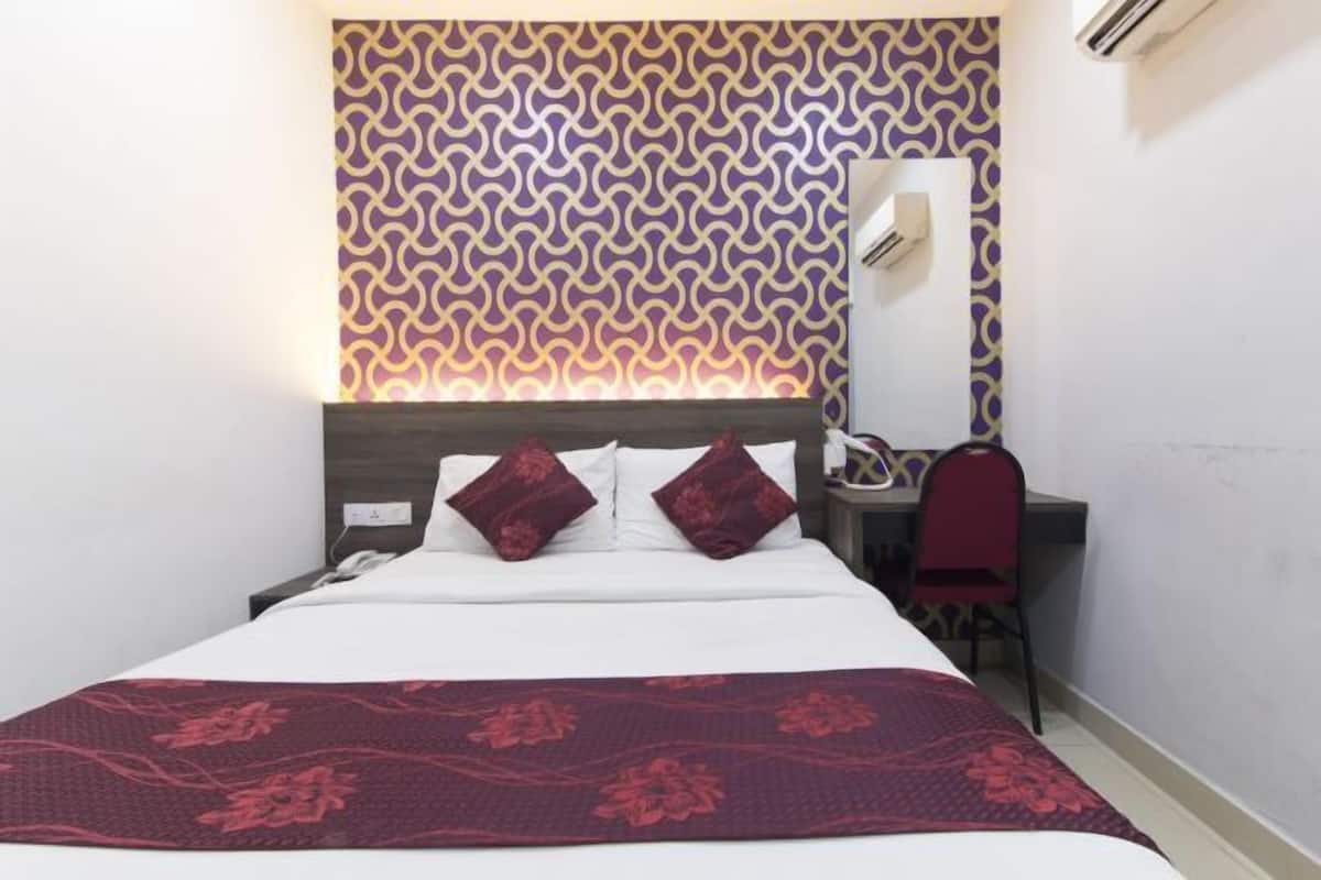 Minibar, in-room safe, desk, iron/ironing board