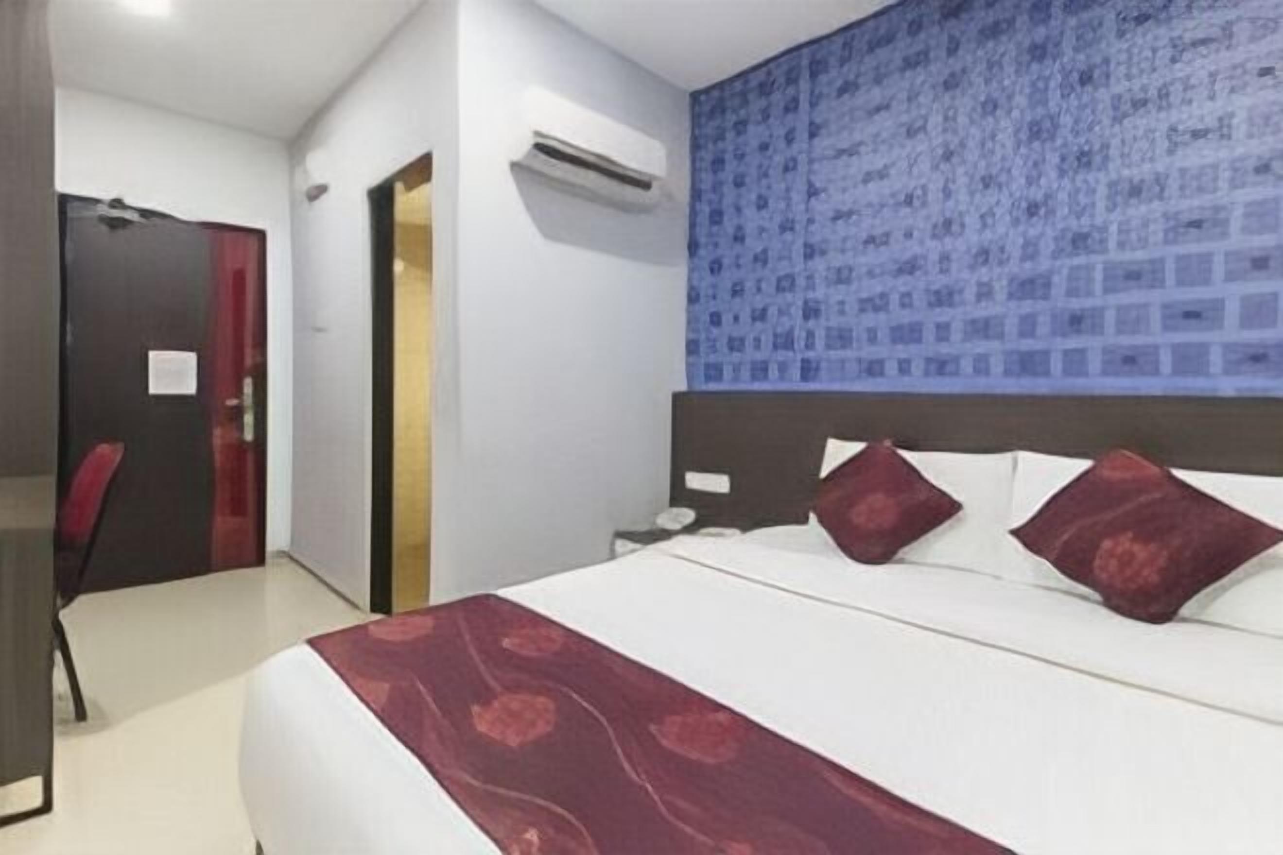 Minibar, in-room safe, desk, iron/ironing board