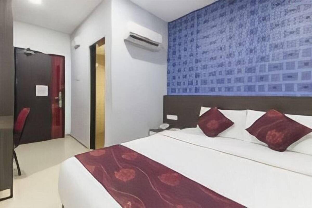 Minibar, in-room safe, desk, iron/ironing board