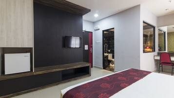 行政套房 | 迷你吧、客房内保险箱、办公桌、熨斗/熨衣板