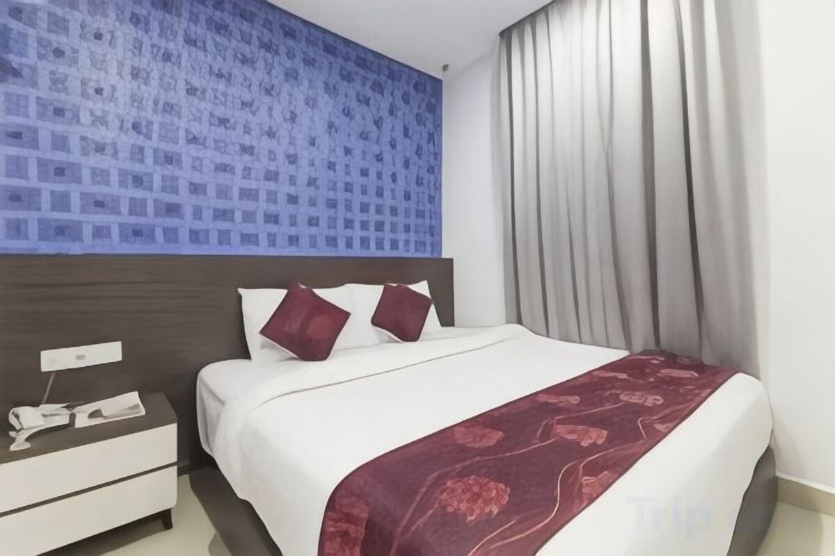 Minibar, in-room safe, desk, iron/ironing board