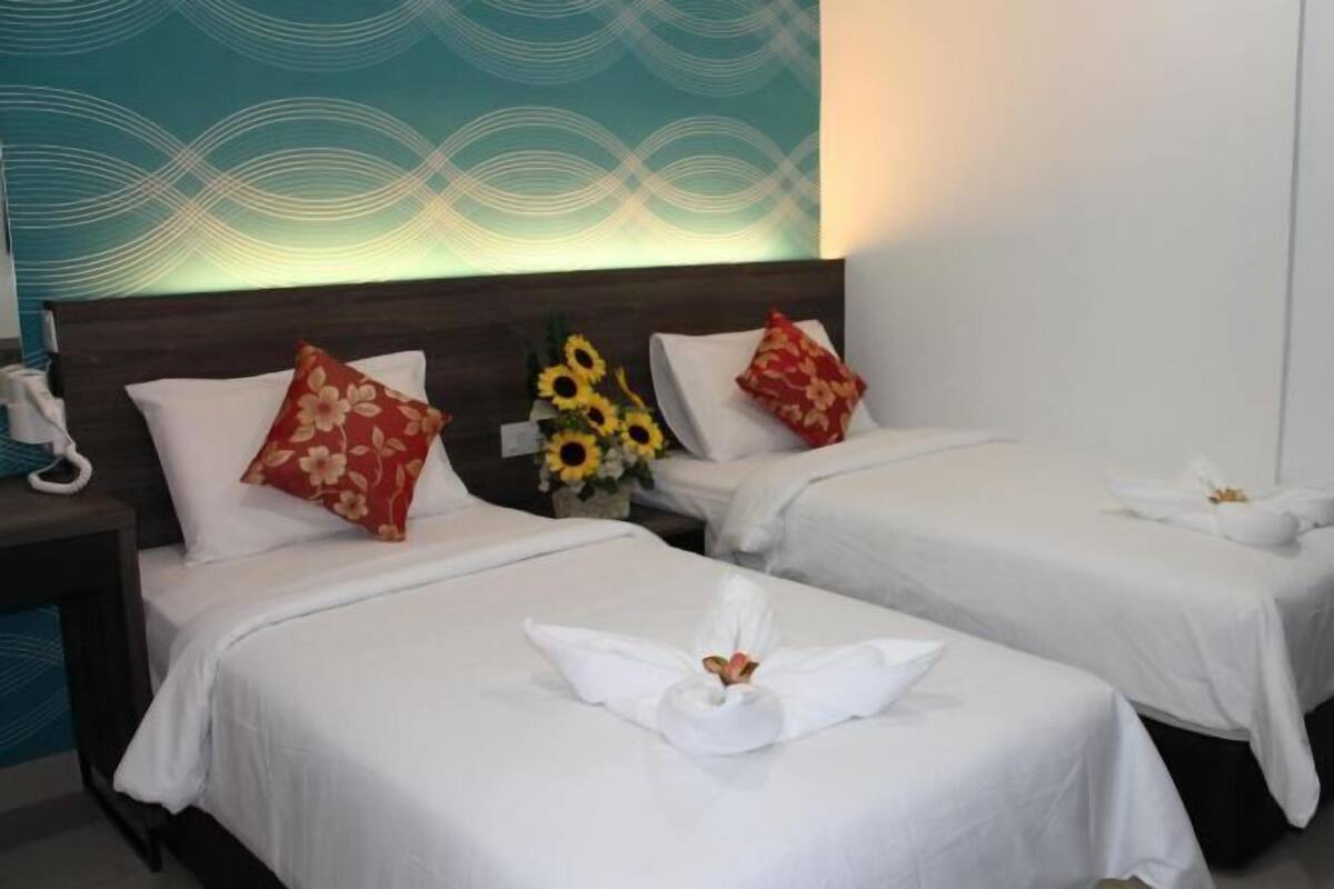 Minibar, in-room safe, desk, iron/ironing board