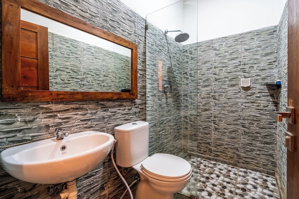 Deluxe-dobbeltværelse - udsigt til pool | Badeværelse | Bruser, brusehoved med spredningseffekt, bidet