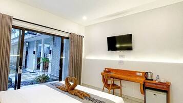 Kamar Double Deluks, pemandangan kolam renang | Minibar, meja kerja, dan ruang kerja ramah laptop