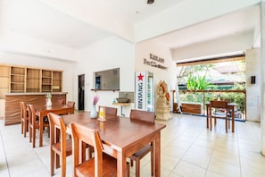 Daily cooked-to-order breakfast (IDR 50000 per person)