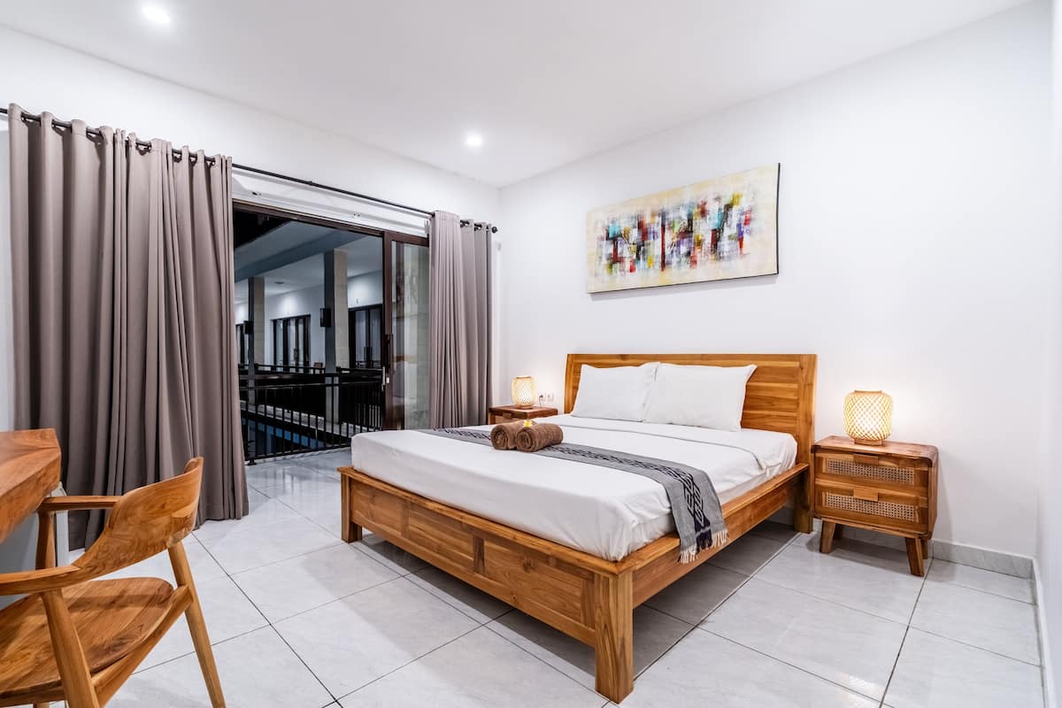 Trang bị nội thất với thiết kế riêng biệt, bàn, màn/rèm cản sáng
