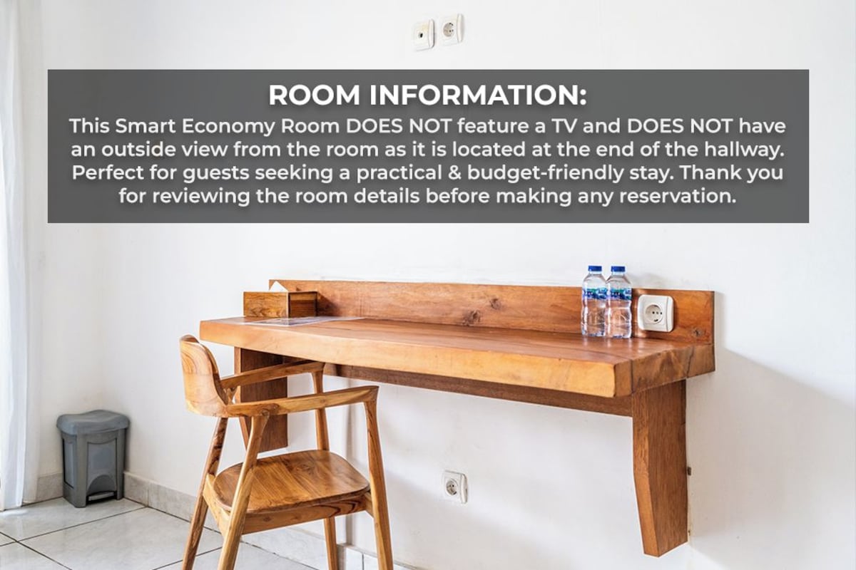 Minibar, escritorio y espacio para trabajar con laptop 