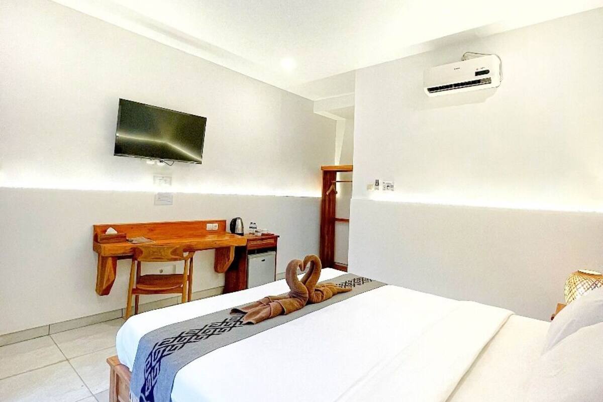 Deluxe Double Room, Pool View | Desk, individually furnished, bed sheets