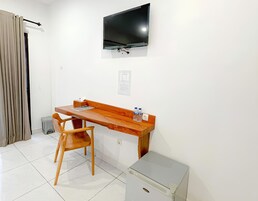 Muebles diferentes, escritorio y cortinas blackout 