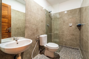 Superior-værelse med dobbeltseng eller 2 enkeltsenge - udsigt til pool | Badeværelse | Bruser, brusehoved med spredningseffekt, bidet