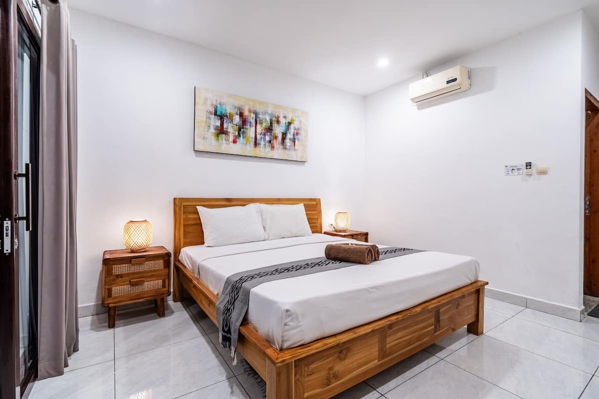 1 habitación, muebles diferentes, escritorio y cortinas blackout