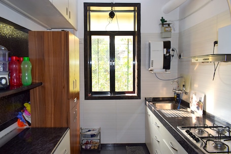 Refrigerador con freezer, microondas, cafetera/tetera