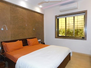 Habitación básica doble | Ropa de cama de alta calidad y edredones de plumas