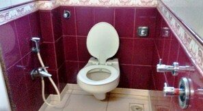 標準三人房, 1 間臥室 | 浴室 | 淋浴設備、免費盥洗用品、吹風機、毛巾