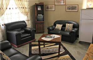 Quarto casal ou duplo empresarial, 1 cama de casal, para não fumantes | Área de estar | TV