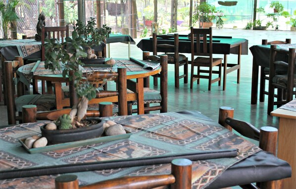 Outdoor dining - Tshimologo Farm Guest House (Francistown)