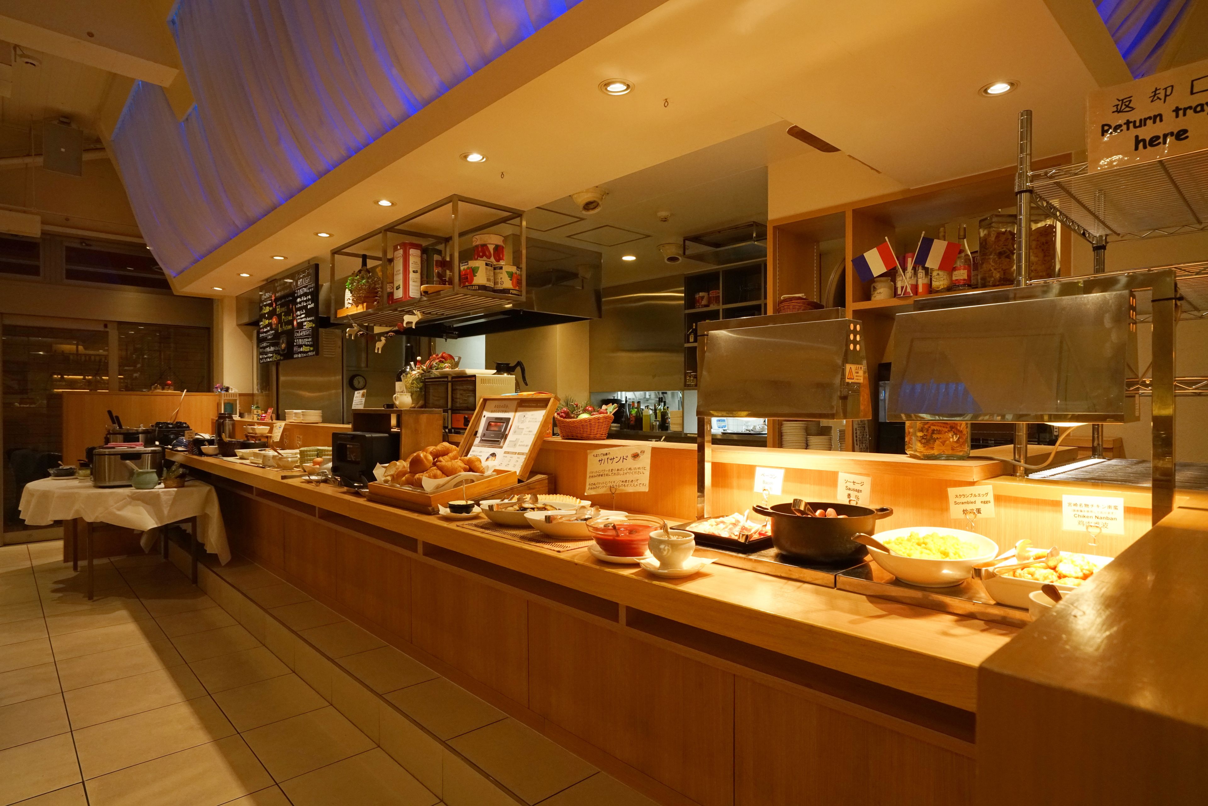 daily buffet breakfast for a fee