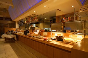Se ofrece un desayuno bufé todos los días (por un coste adicional)