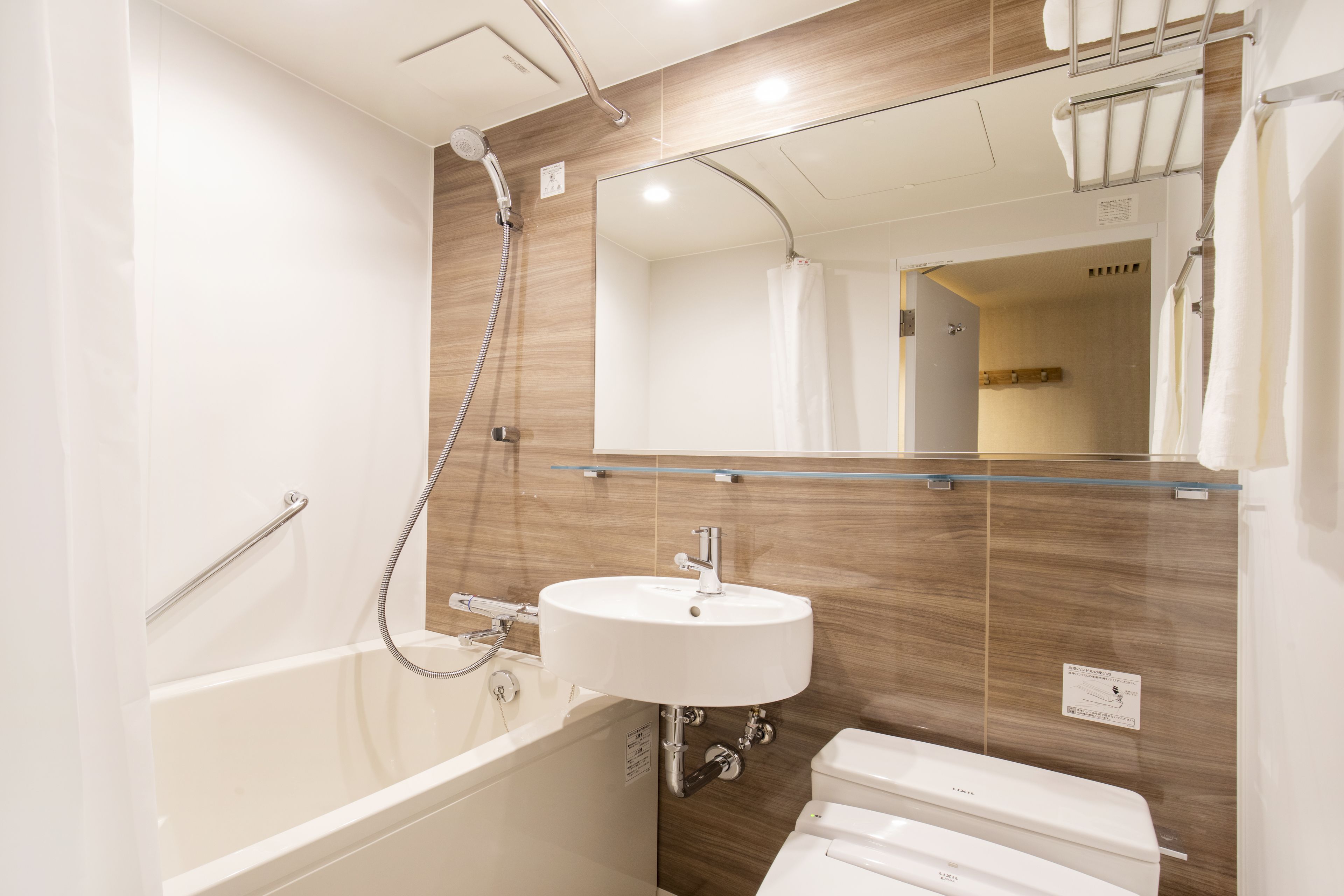 combined shower/bathtub, free toiletries, hair dryer, slippers