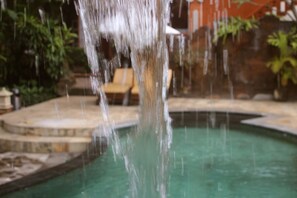 Una piscina al aire libre, sombrillas