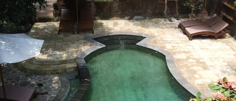 Alberca al aire libre y sombrillas en la alberca