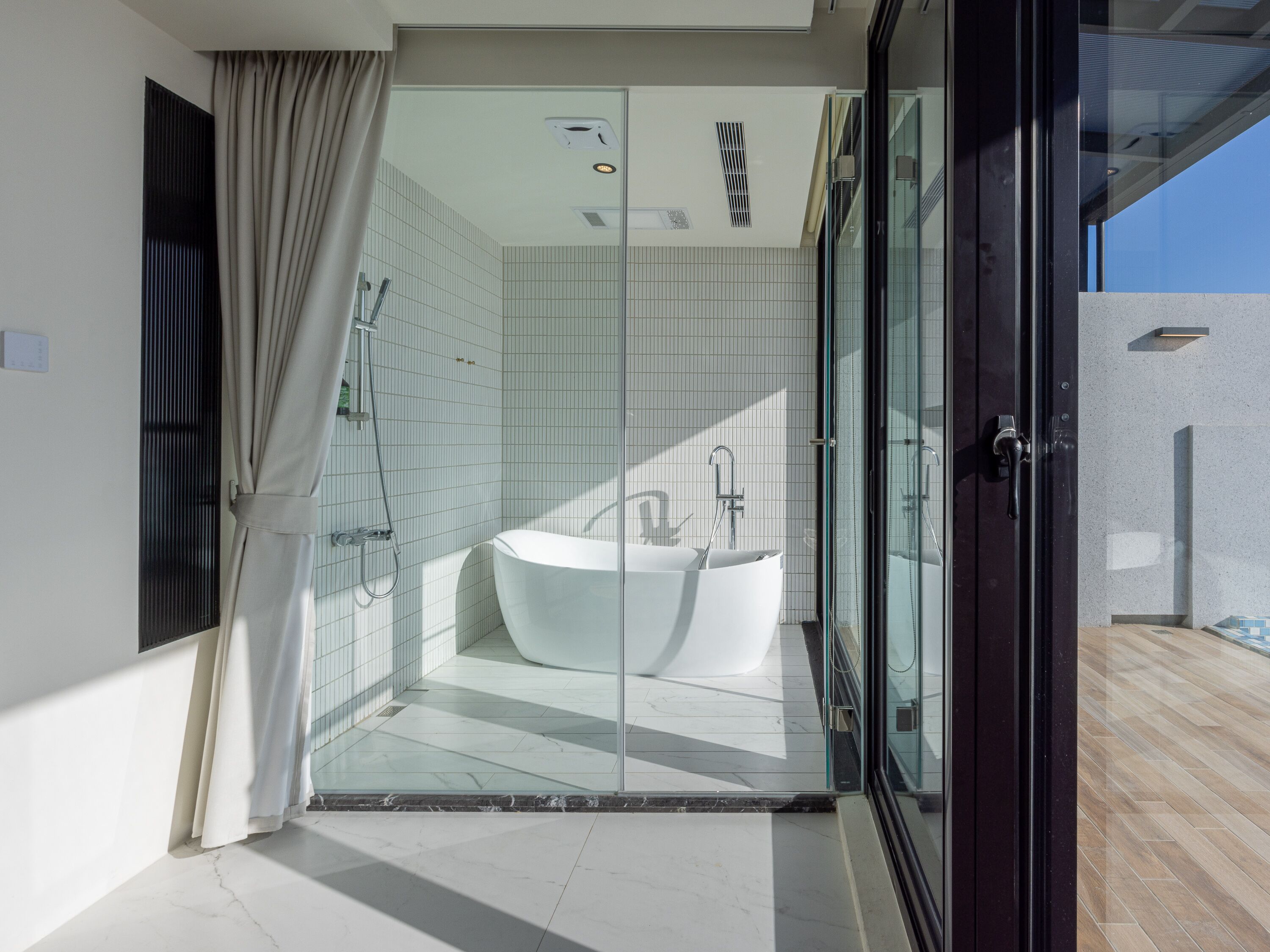 Grand-Doppelzimmer, 1 Queen-Bett, eigener Pool, Meerblick | Badezimmer | Kostenlose Toilettenartikel, Haartrockner, Hausschuhe, Handtücher