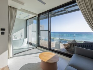 Grand tweepersoonskamer, 1 queensize bed, privézwembad, uitzicht op oceaan | Kameruitzicht