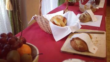 Free daily buffet breakfast